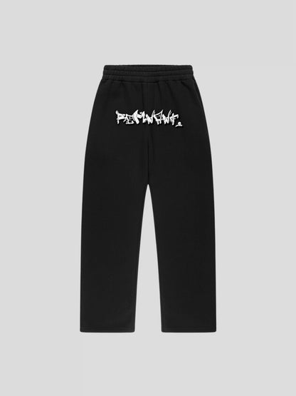 Front view of the black DROP.ØNE REMNANT. Baggy Sweatpants with bold graffiti logo print – oversized 380 GSM streetwear design