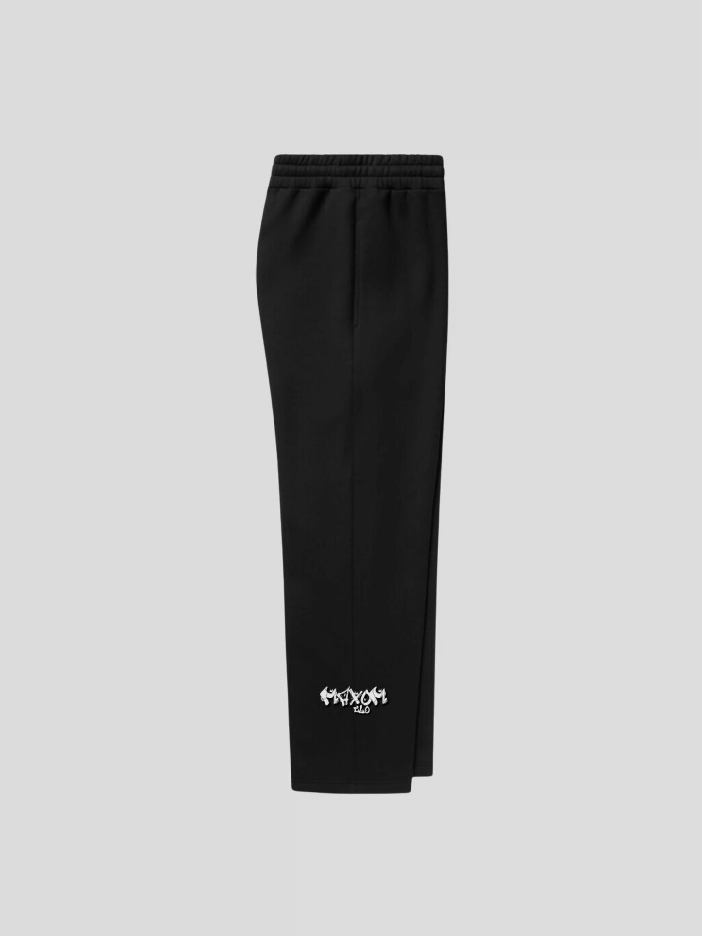 Right side view of the black DROP.ØNE REMNANT. Baggy Sweatpants – premium heavyweight 380 GSM cotton streetwear